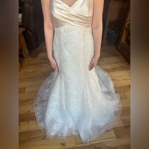 Beautiful wedding dress CB couture. Size 12